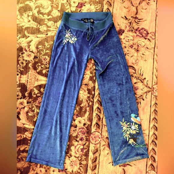WOW POSHMARK - Authentic BCBG Maxazria Velour Embroidered Pants - Picture 6 of 12